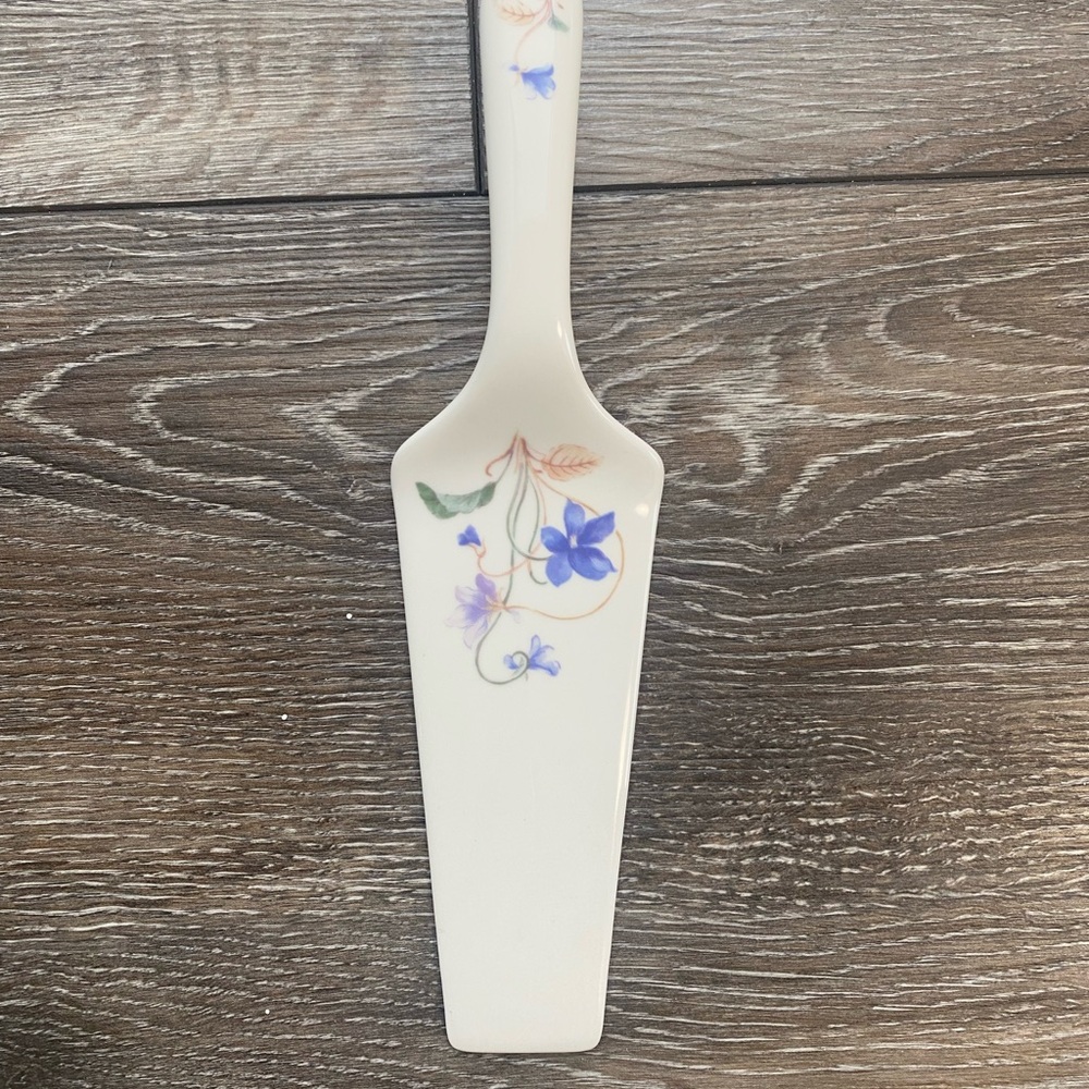 CAKE PLATE & SERVER PORCELAIN IVORY BLUE FLOWER & VINE 10.75 INCH, new in a box - Picture 9 of 10
